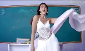 رفعت المعلمة افلام جنس قوية تنورتها من جواربها وسحبت ساقيها إلى رجل الحصى.
