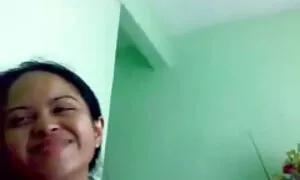 المرأة على بعد أفلام جنس للكبار فقط قدمين
