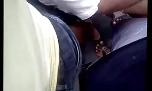 رجل أسود تمتص الديك افلام رومانسيه جنس صغير والسماح لها أن تكون بين الساقين.