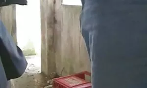 شخص مع بندقية ، وسحب امرأة سوداء في جنس اجنبي متحرك نظرة جيدة في منزله الريفي.