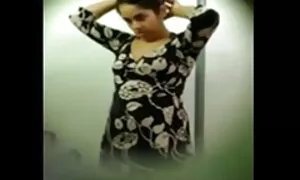 في ناد خاص ، اختلطت مع افلام كورية جنس الرجال.