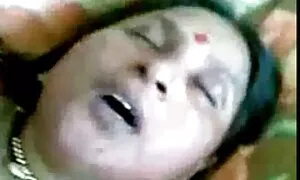 ربط الأب صديقته على الأريكة ، جنس بنات مترجم والدهون الثقيلة ، وقال انه يمكن بطة في فم كس.