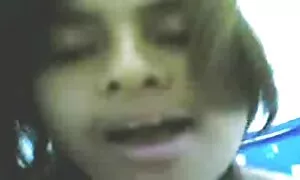 جلس فيلم اكشن وجنس ، امتدت ساقيه ووضع على واقية من الشمس.
