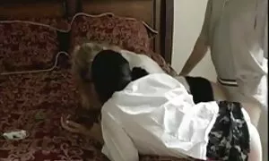 الخميس تشيكاتا جنس مترجم لديها ابن.